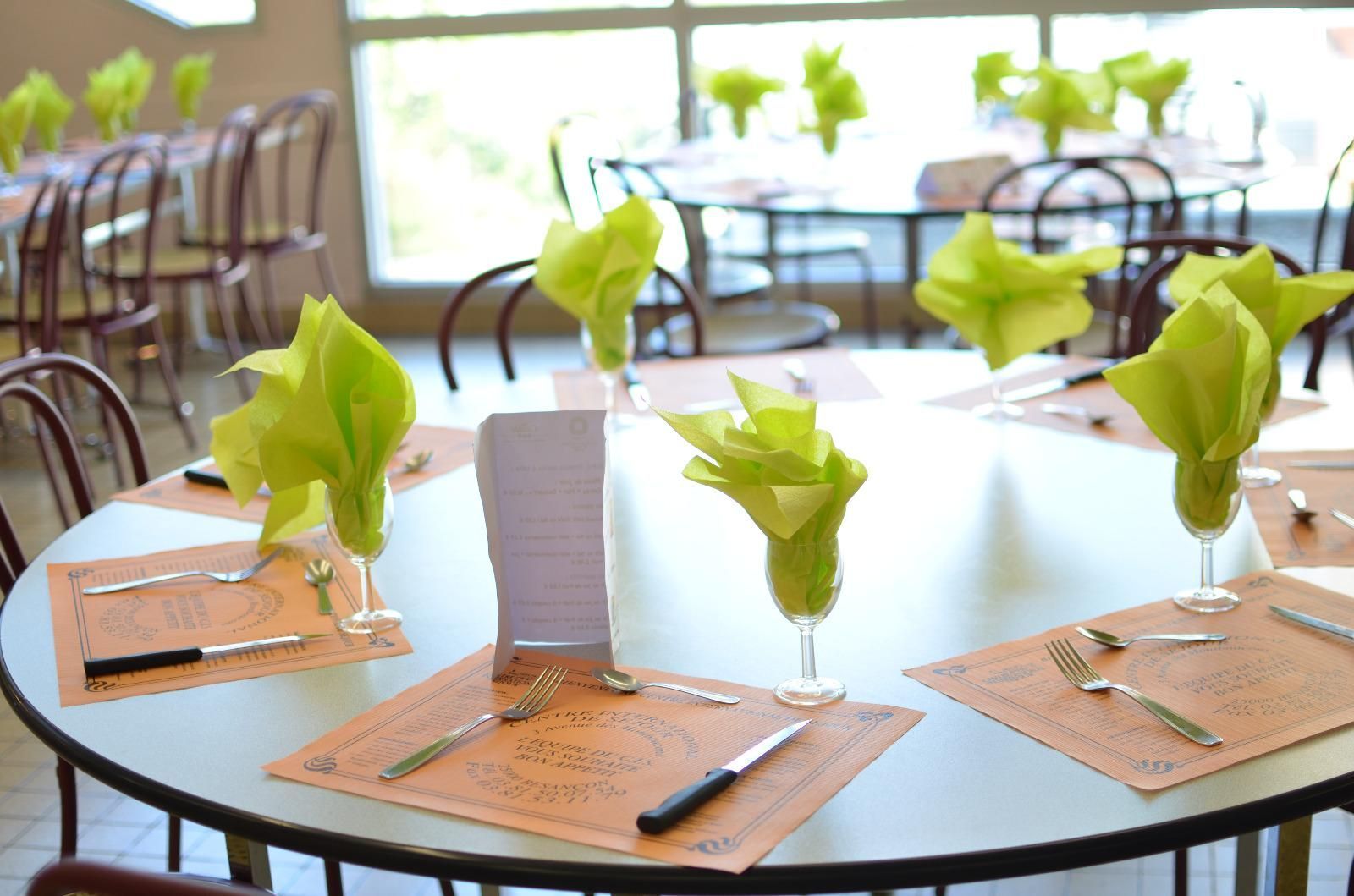 Des plats sur des étagères