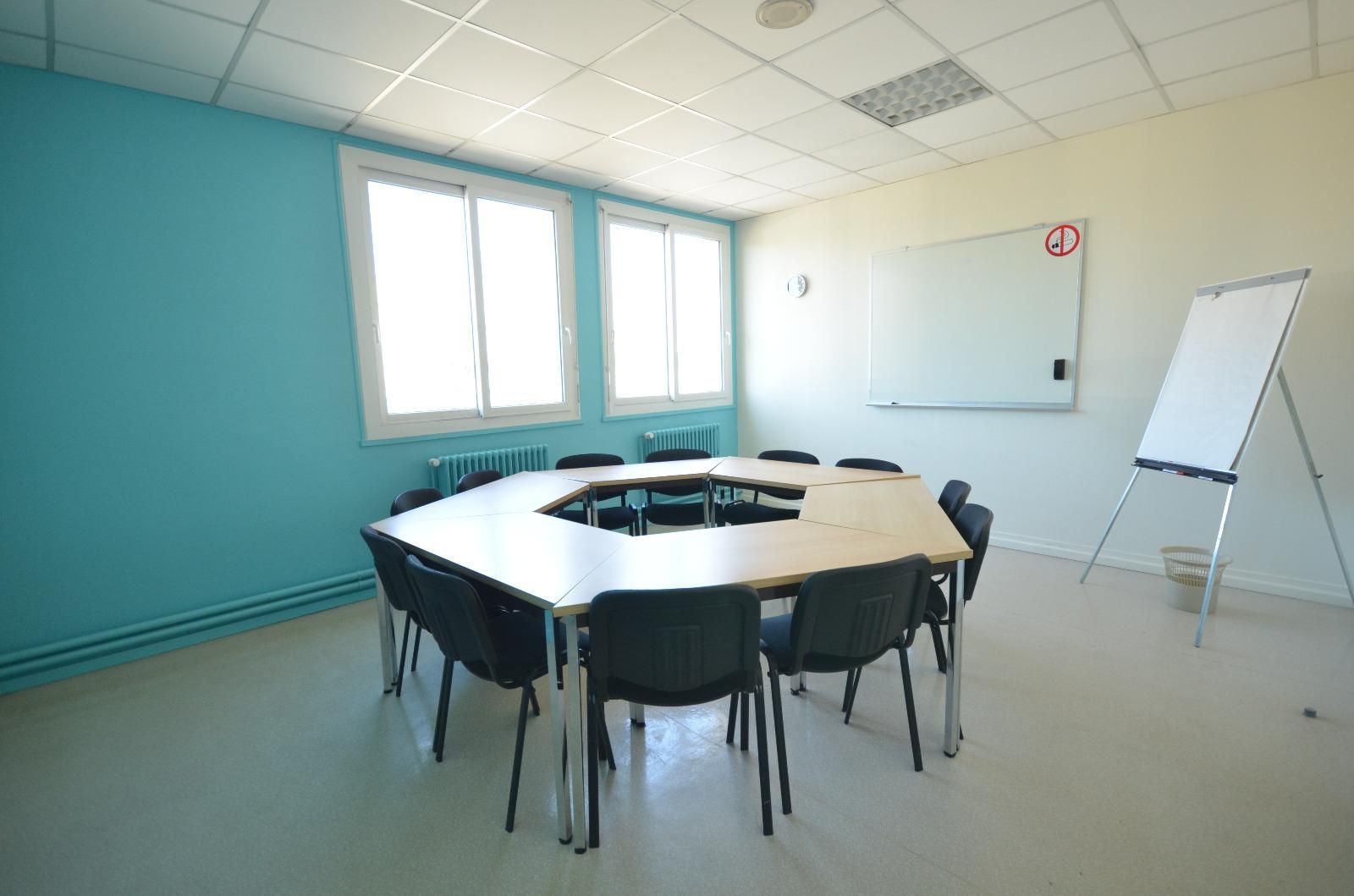 Salle avec tables et chaises