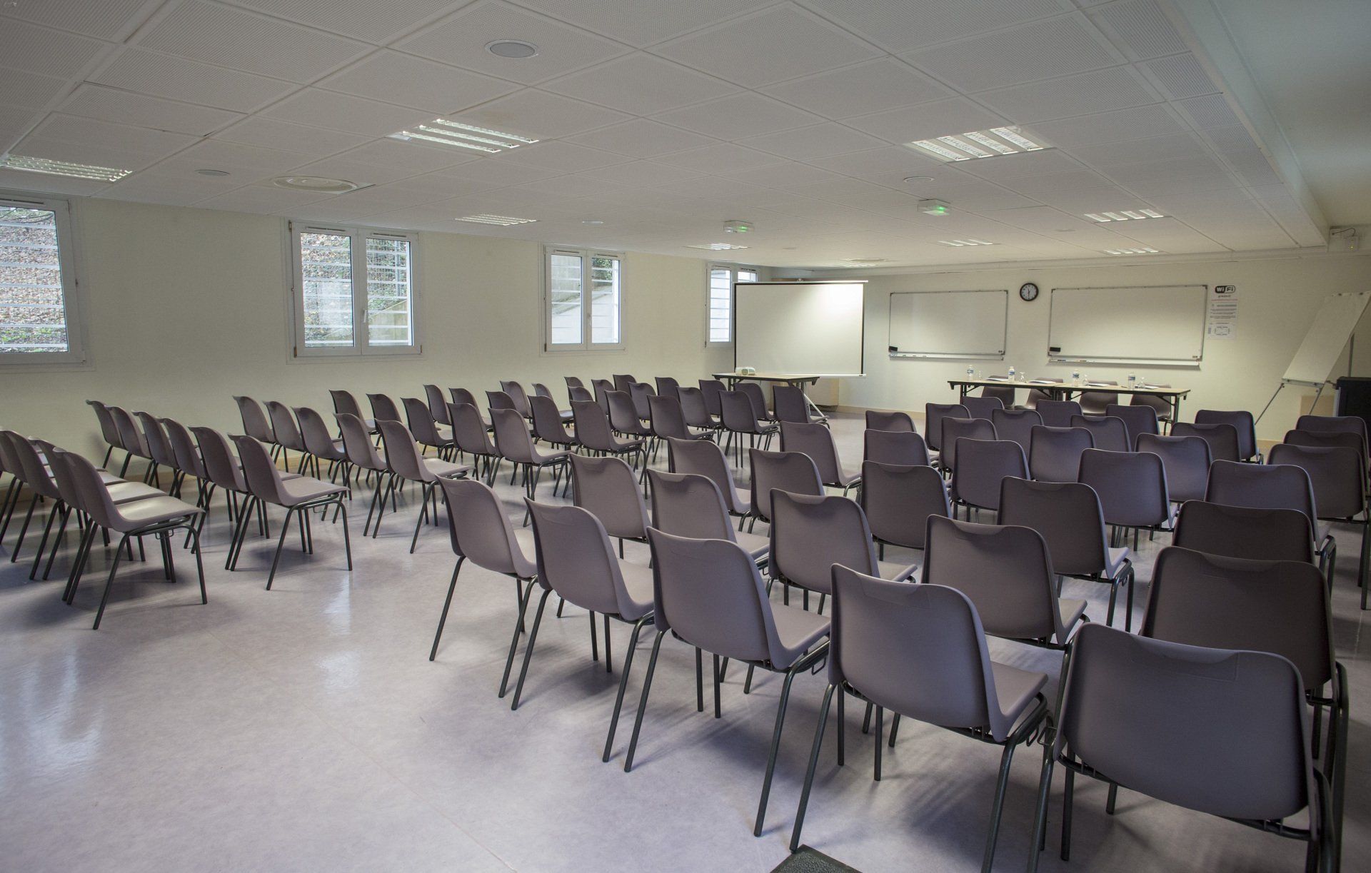 Salle avec des chaises