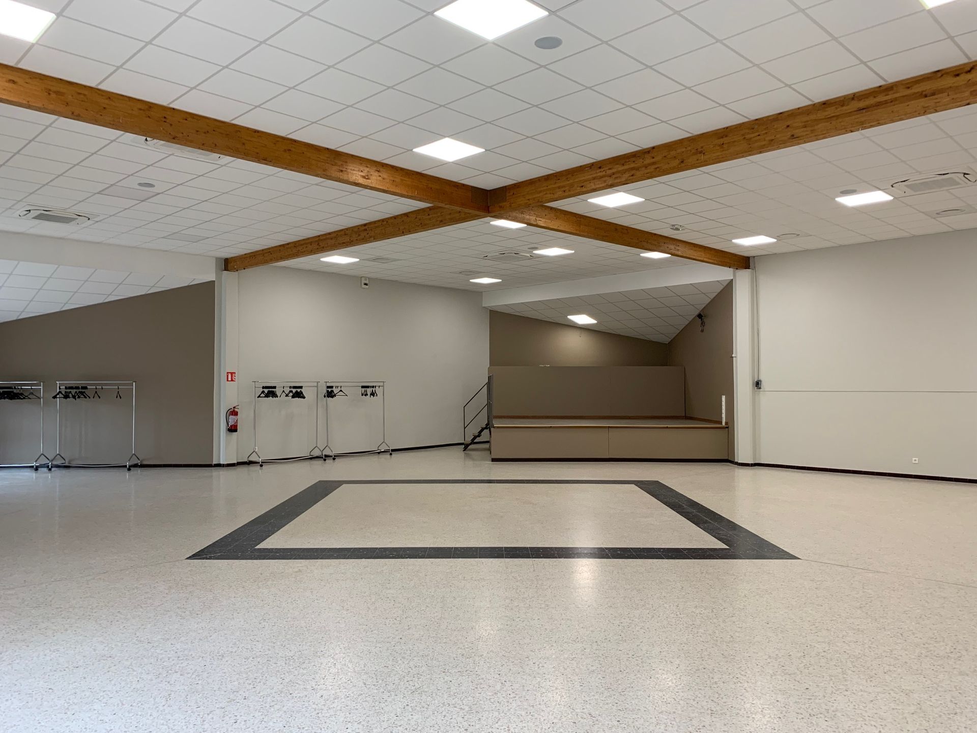 Travaux de peinture dans une salle des fêtes