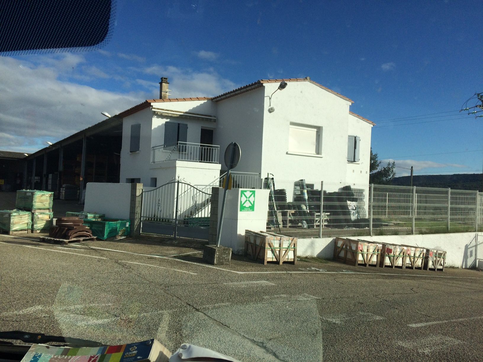 Façade de bâtiment professionnel propre