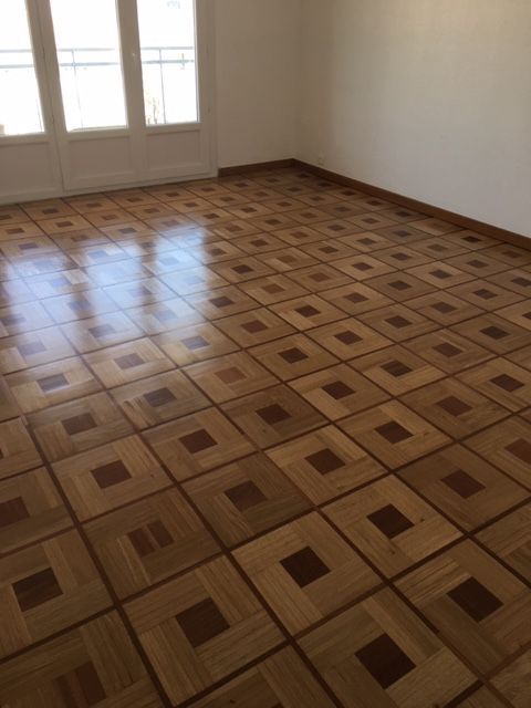 Parquet à motif en damier.