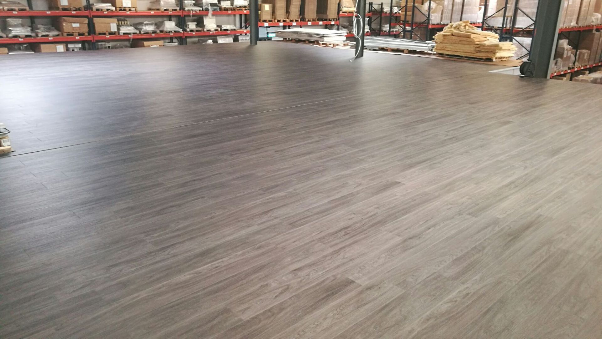 Entrepôt avec sol en dalle LVT.