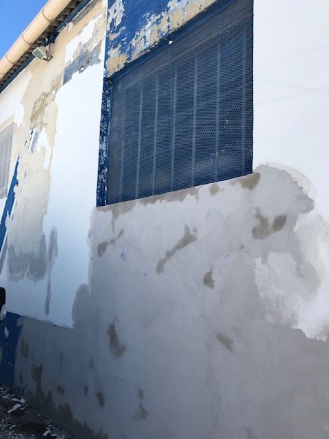 Retouche d'enduit de façade.