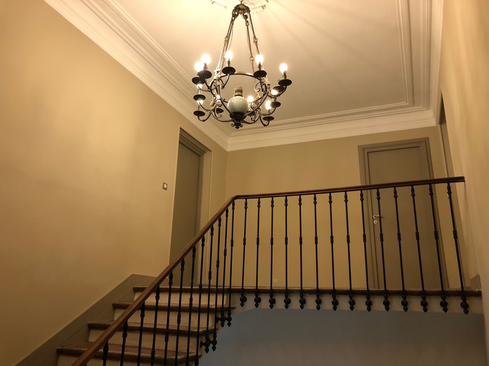 Mur de salon peint de couleur claire.