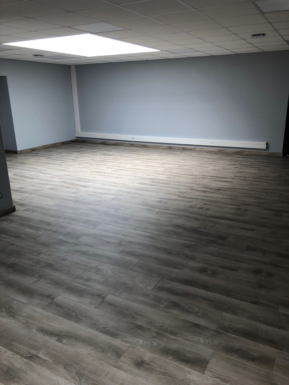 Sol avec lames de parquets stratifiés.