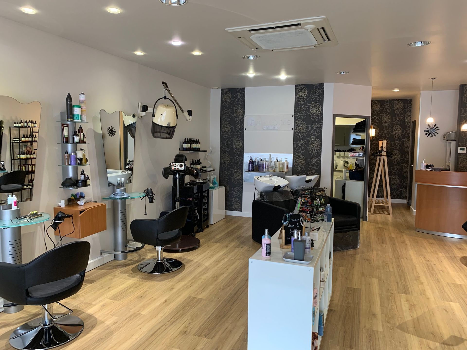 Réfection complète de décoration intérieure d'un salon de coiffure