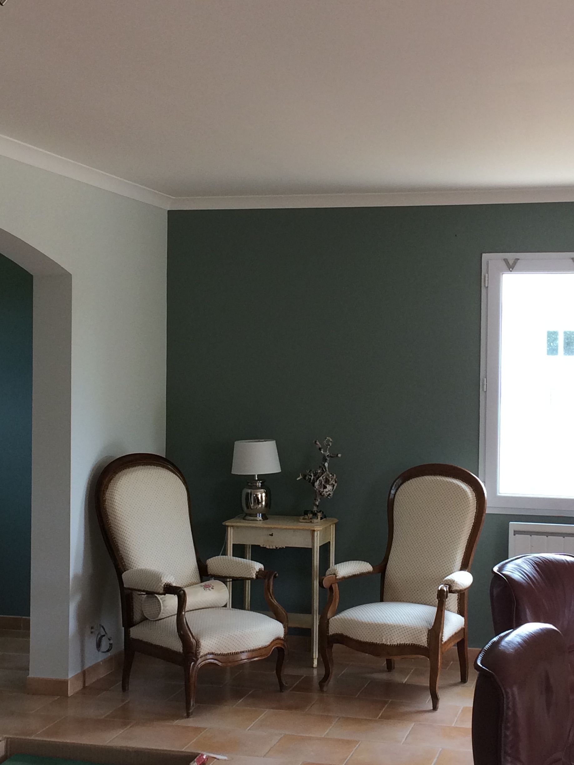 Mise en peinture d'un salon avec deux fauteuils couleur crème