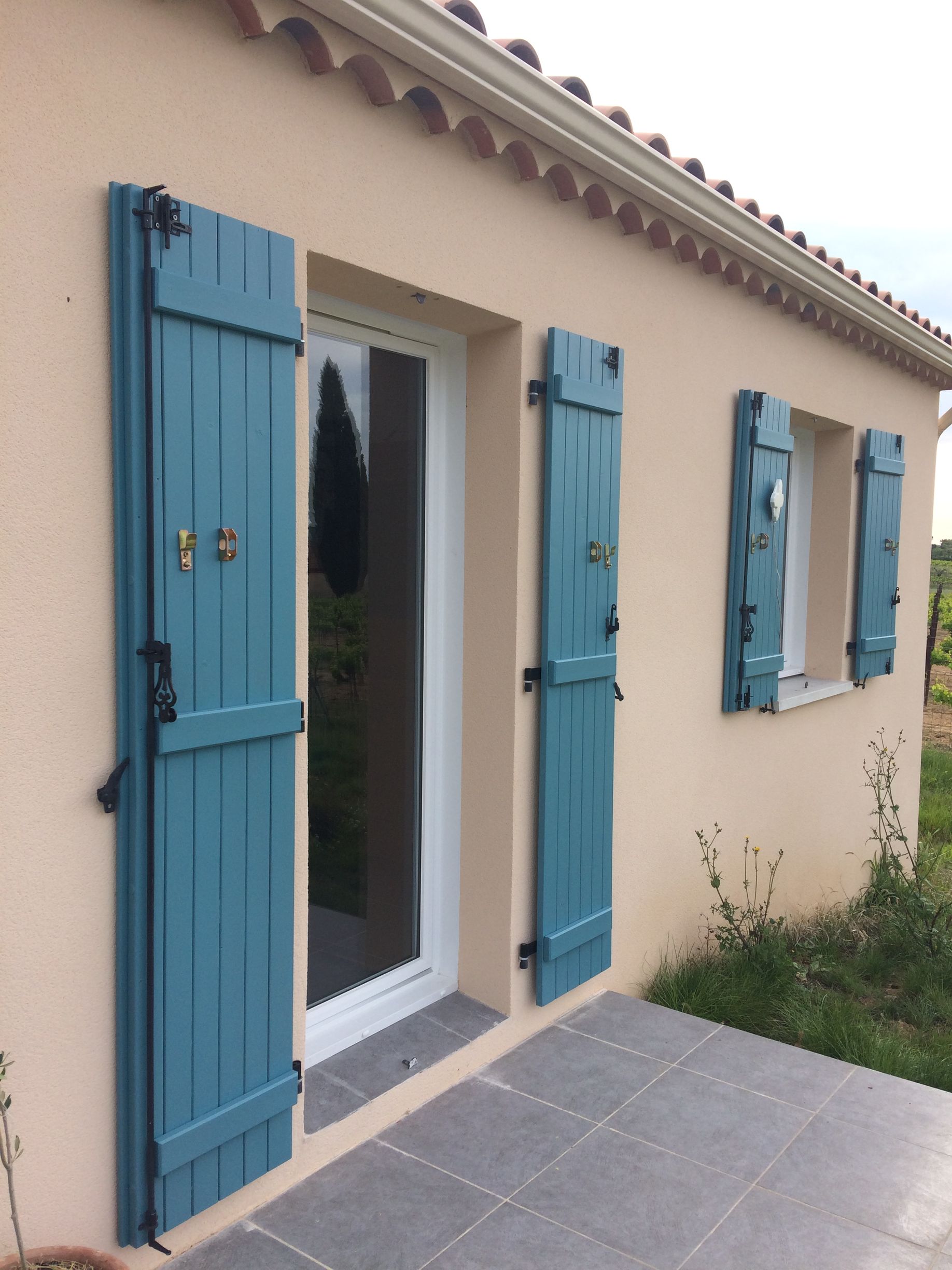 Façade propre avec volets peints en bleu