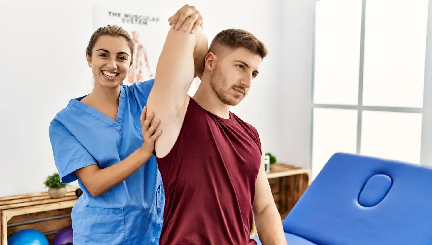Le mani di un bambino infilano la mano in un mucchio di conchiglie bianche, probabilmente per raccoglierle o ordinarle.