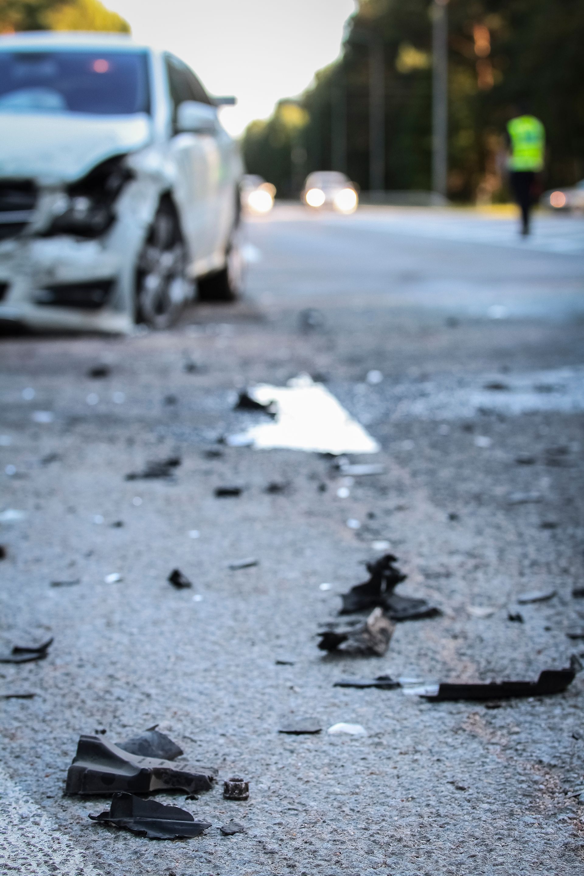Des débris sur une route après un accident de voiture
