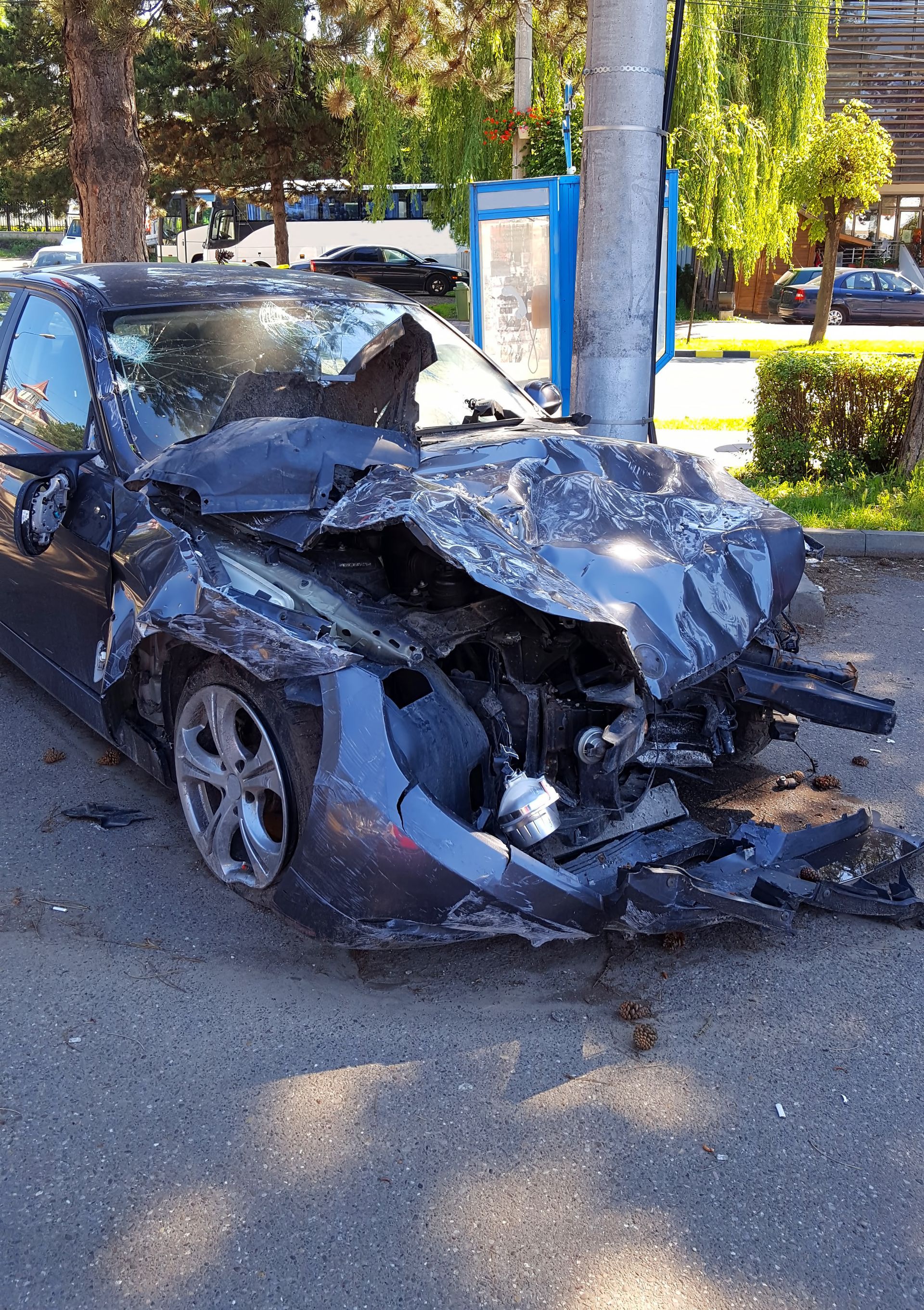 Une voiture gravement endommagée