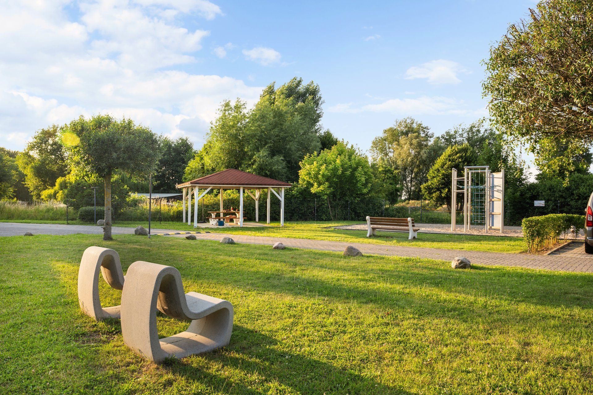 Wiese mit Pavillon an der Ferienwohnung Mee(h)rblick