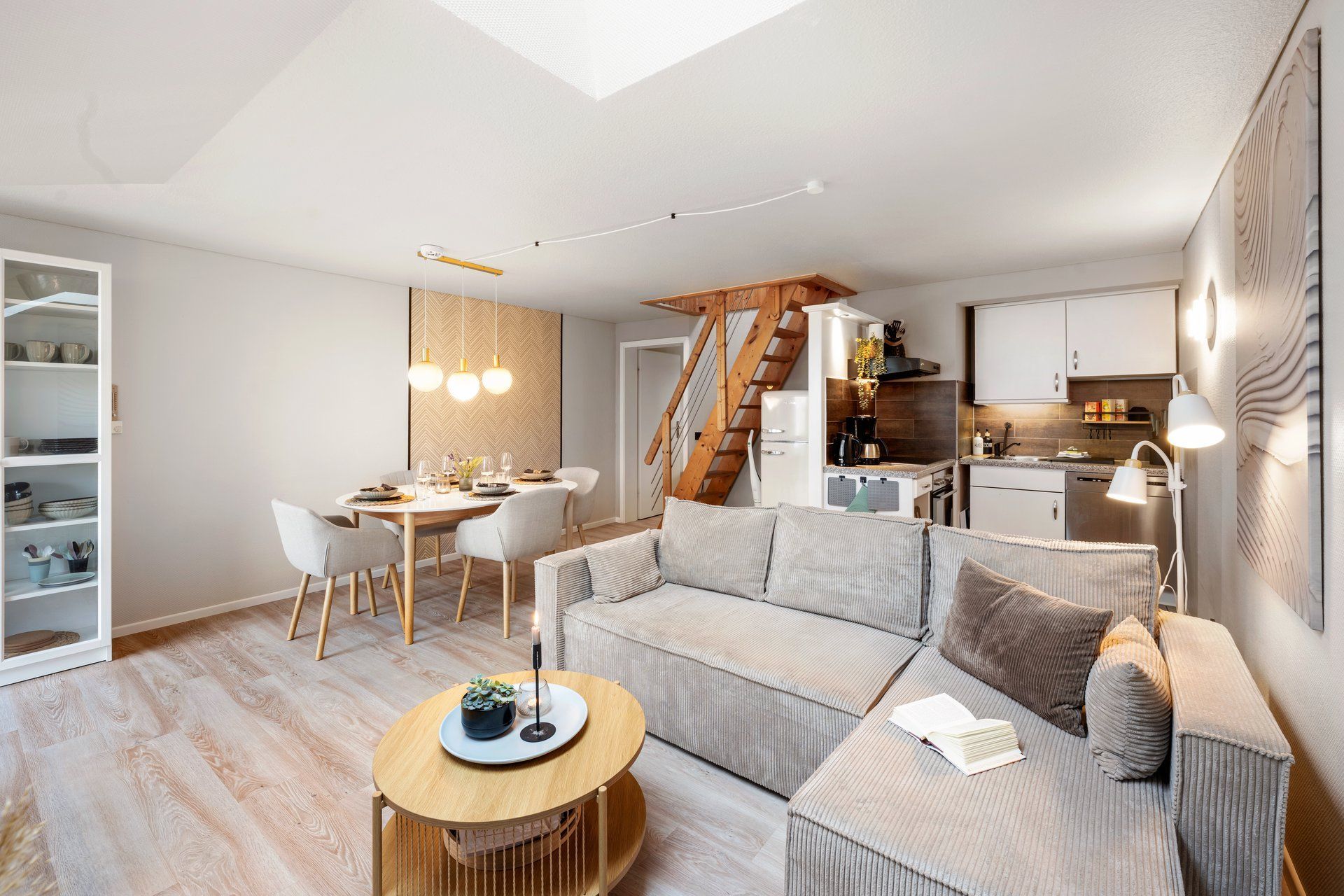 Wohnbereich mit Blick bis zur Holztreppe, Ferienwohnung Mee(h)rblick