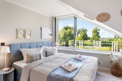 Schlafzimmer mit Kingsize-Boxspringbett und Meerblick, Ferienwohnung Mee(h)rblick