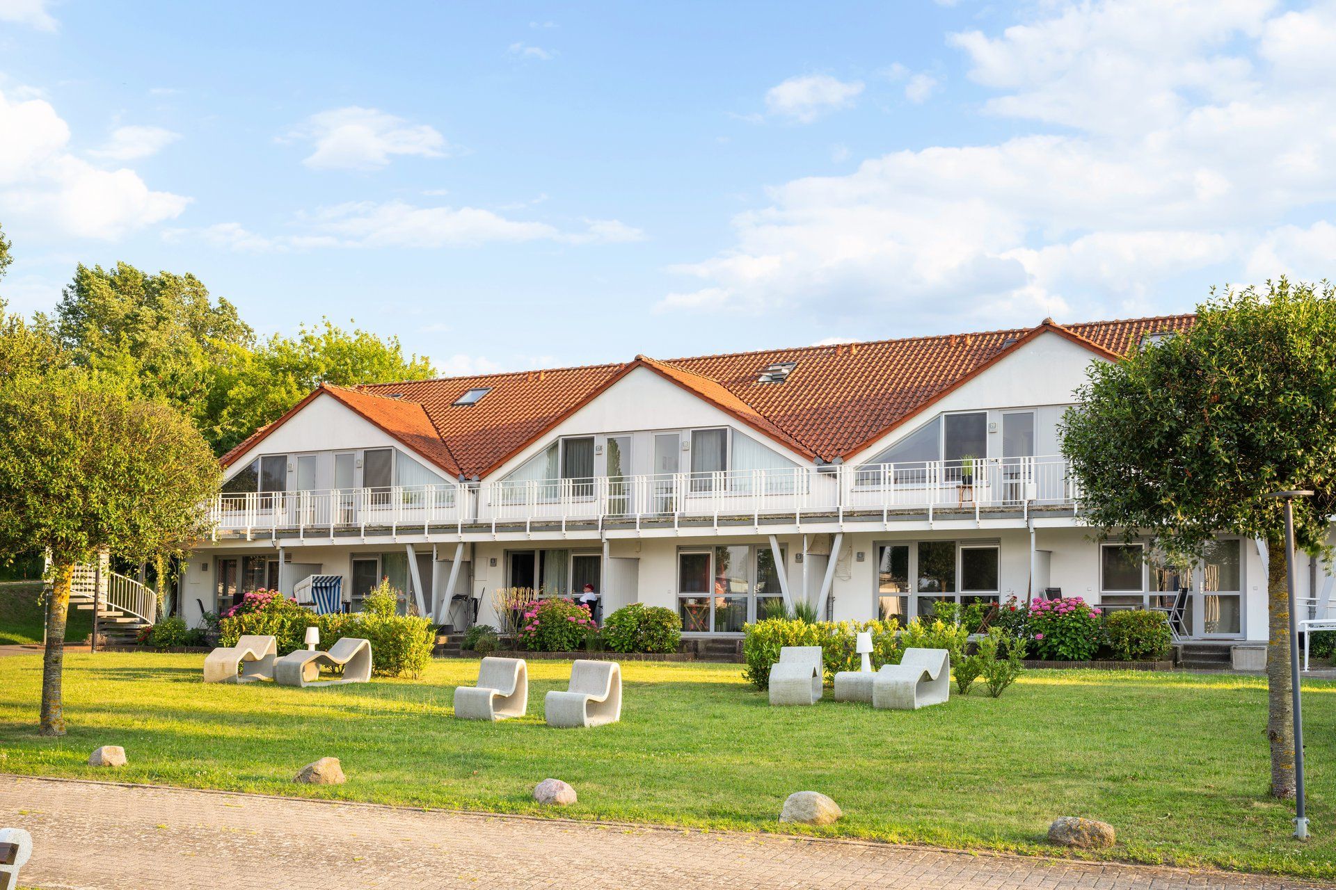 Haus mit Parkplätzen und Wiese, Ferienwohnung Mee(h)rblick