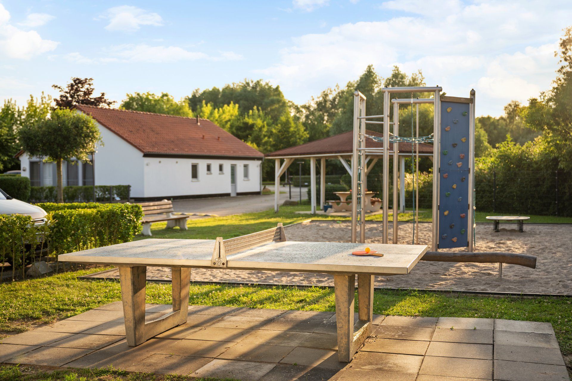 Spielplatz und Wiese am Haus der Ferienwohnung Mee(h)rblick