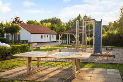 Spielplatz und Wiese an der Ferienwohnung Mee(h)rblick