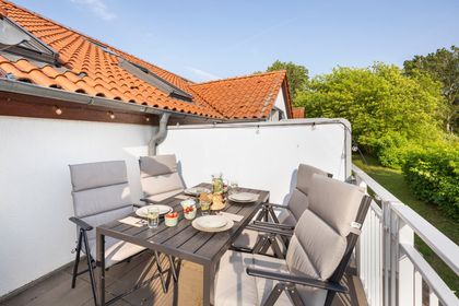 Südbalkon mit Sitzgruppe und Blick ins Grüne, Ferienwohnung Mee(h)rblick