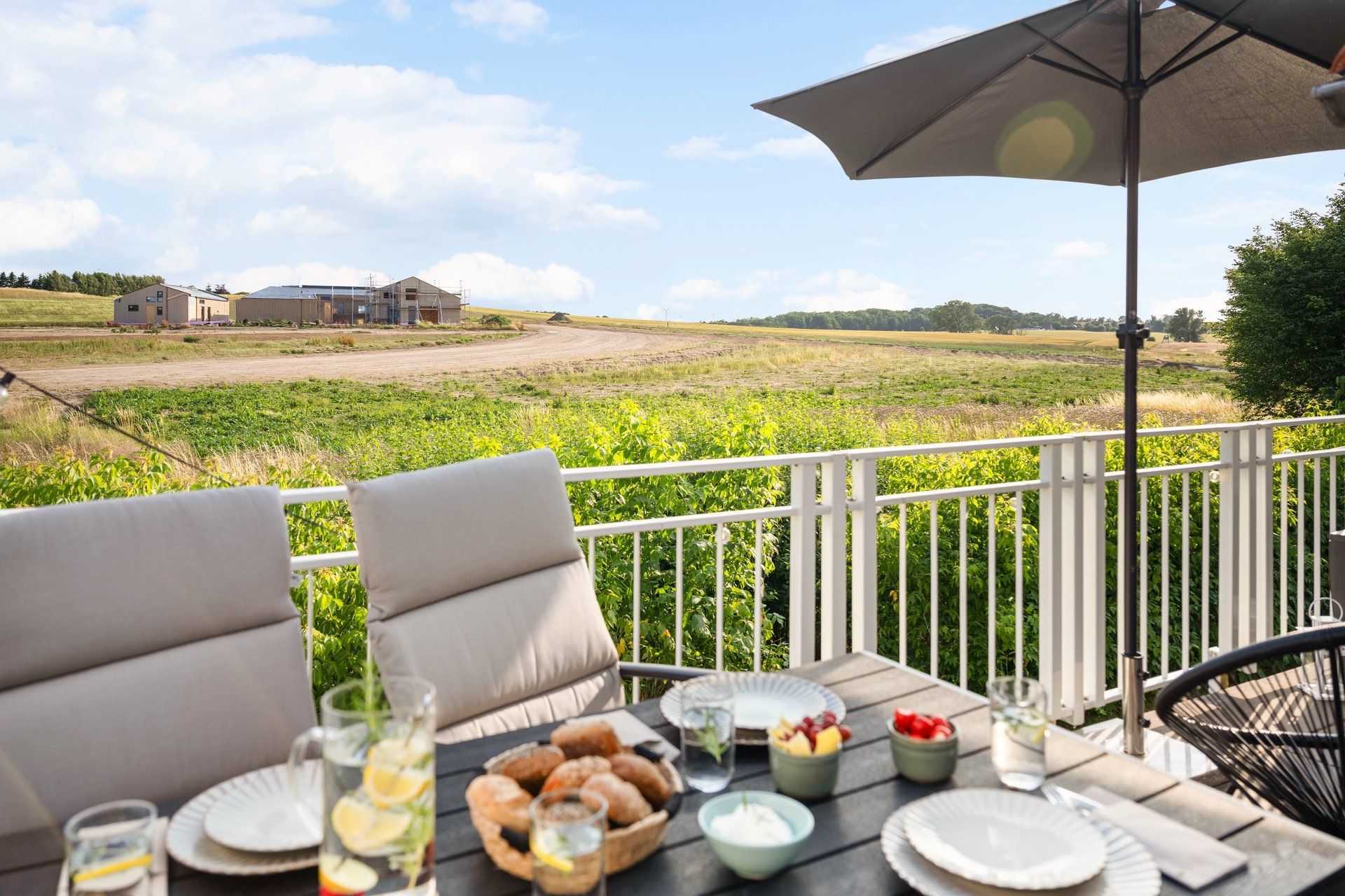 Südbalkon mit Blick auf Wiesen und Felder, Ferienwohnung Mee(h)rblick
