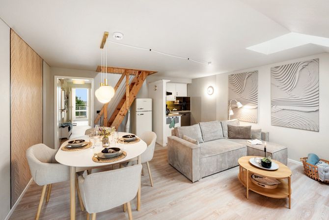 Heller Wohn-Essbereich mit rundem Esstisch und offener Küche, Ferienwohnung Mee(h)rblick