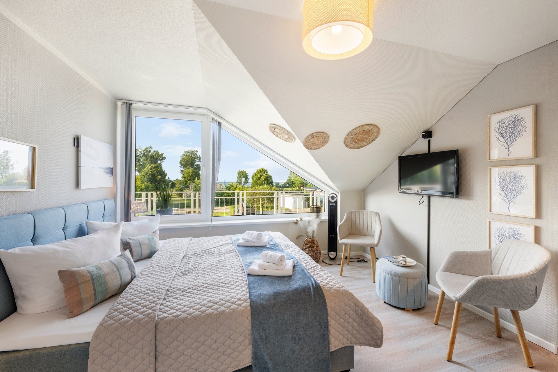 Schlafzimmer mit Boxspringbett und Meerblick, Ferienwohnung Mee(h)rblick