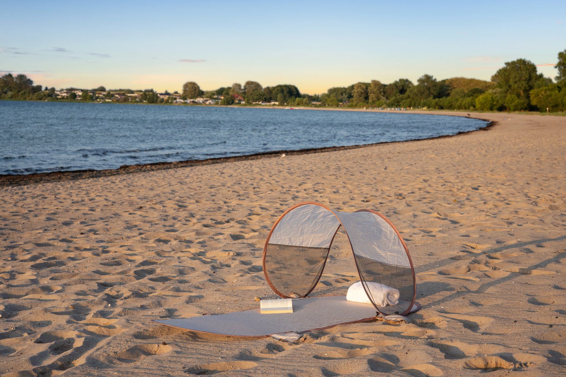 Strandmuschel am flachen Strand der Wohlenberger Wiek