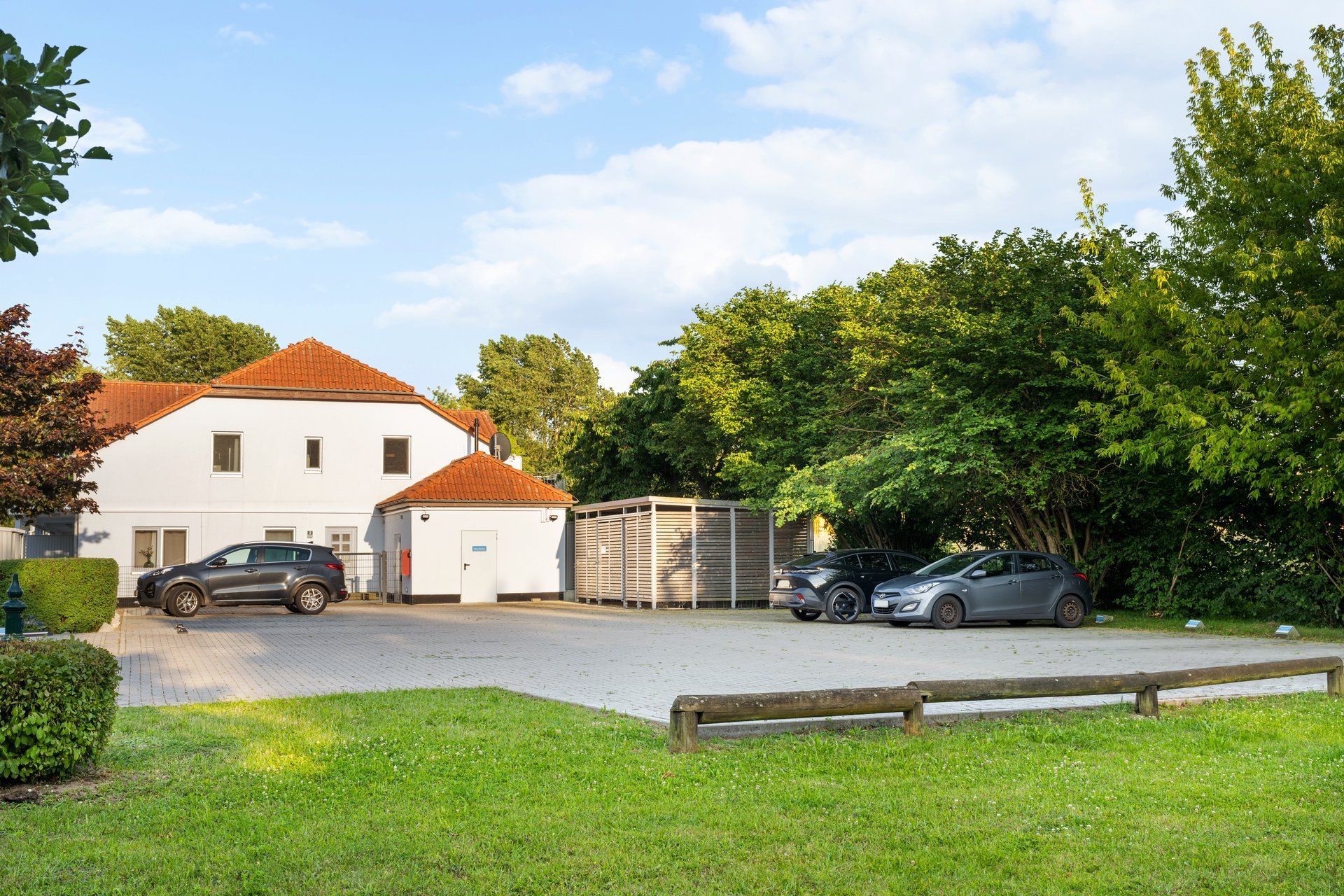 Parkplatz direkt am Haus der Ferienwohnung Mee(h)rblick