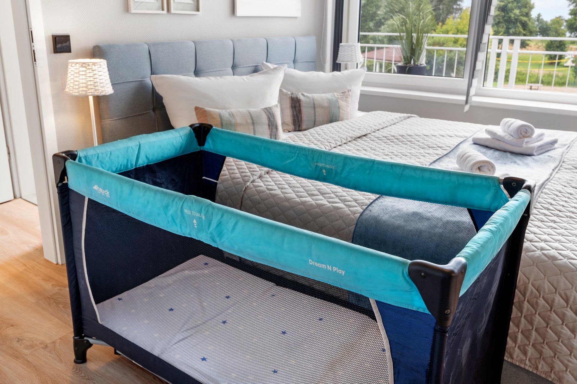 Babybett im Schlafzimmer der Ferienwohnung Mee(h)rblick