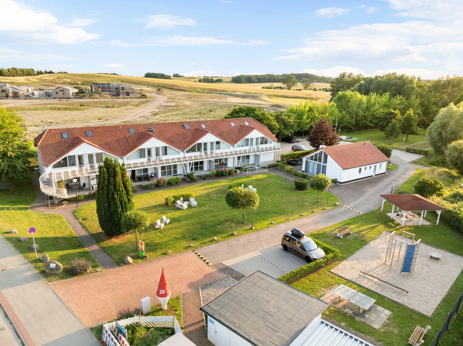 Ferienanlage Mee(h)rblick von oben mit Feldern und Ostsee