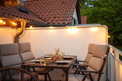 Balkon mit Lichterkette am Abend, Ferienwohnung Mee(h)rblick