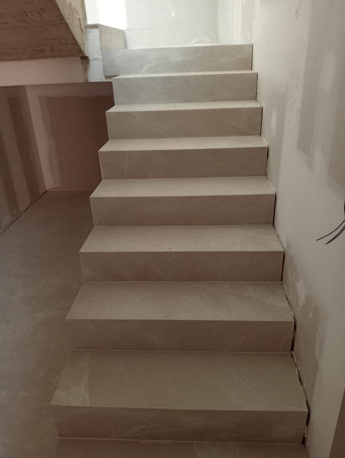 Un conjunto de escaleras que conducen a un segundo piso de una casa.