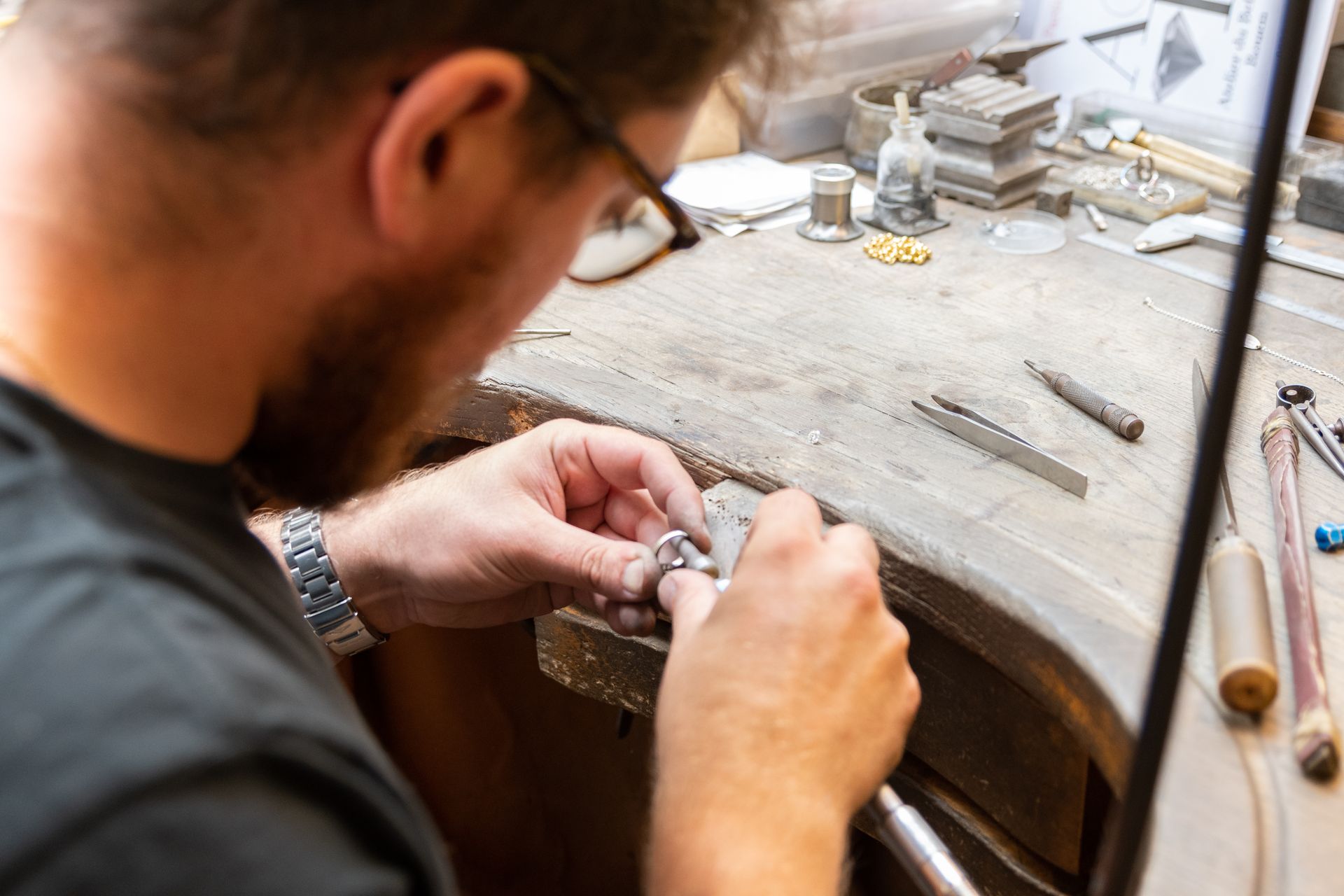Un employé de l'Atelier du Beffroy façonne un anneau dans son atelier