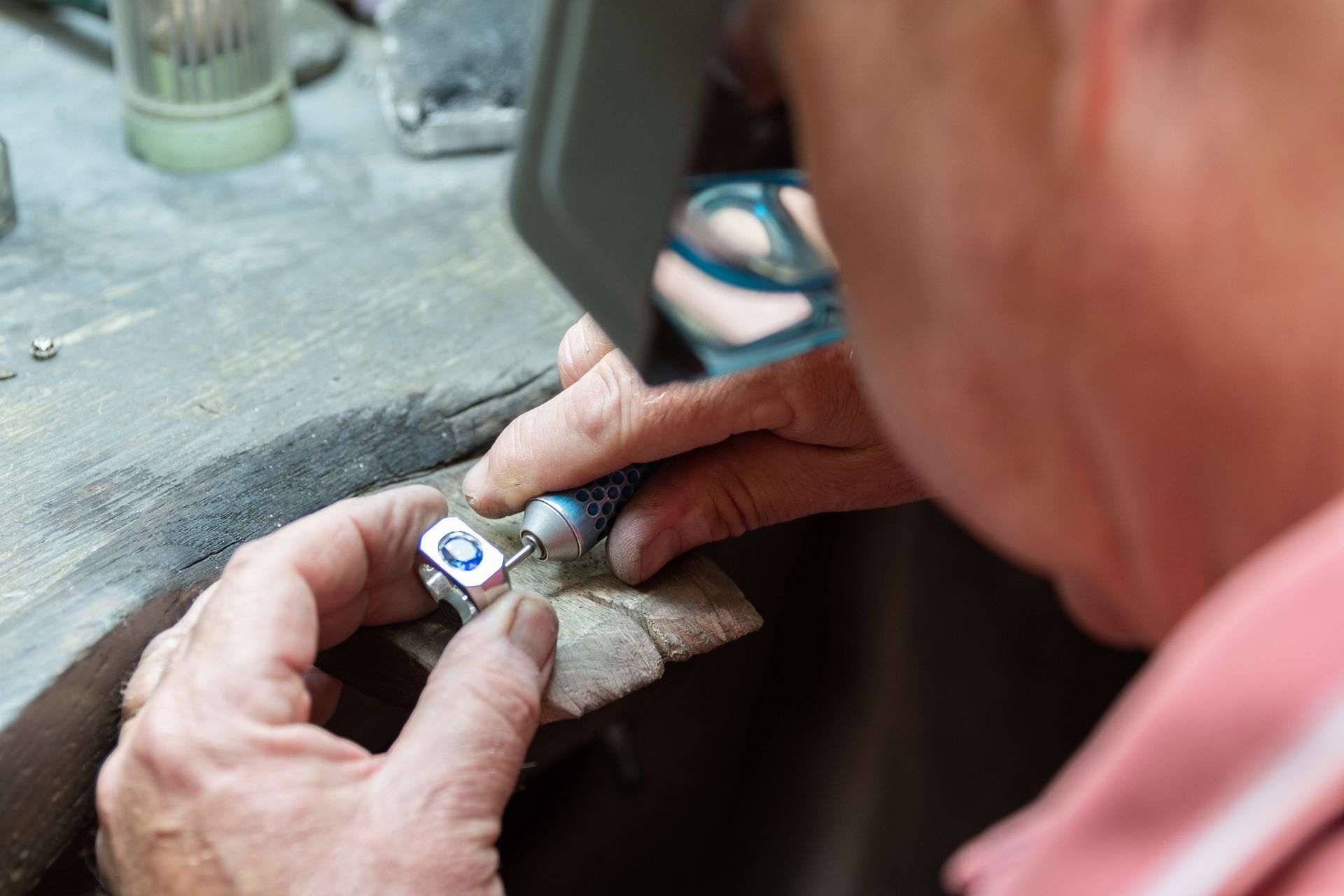 Une personne de l'Atelier du Beffroy met en valeur un saphir dans une bague dans son atelier