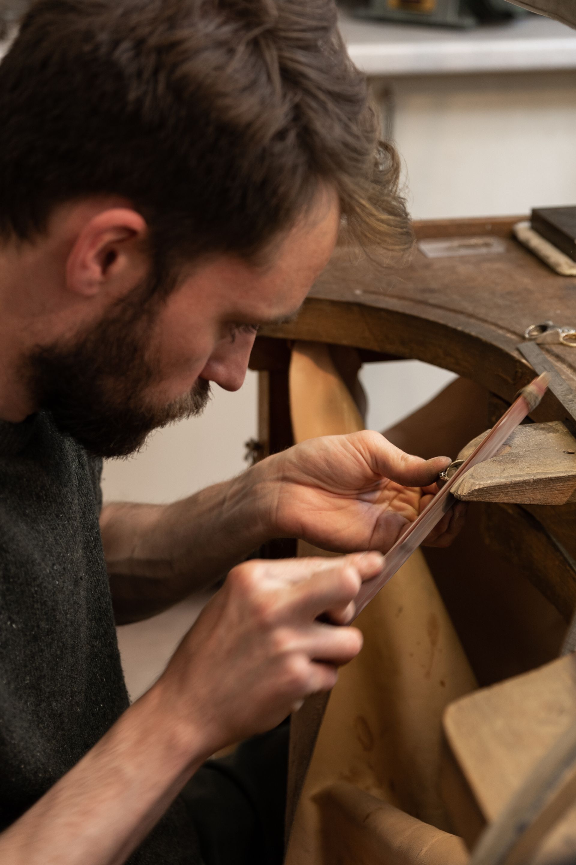 Un joaillier de l'Atelier du Beffroy en train de travailler sur un ouvrage