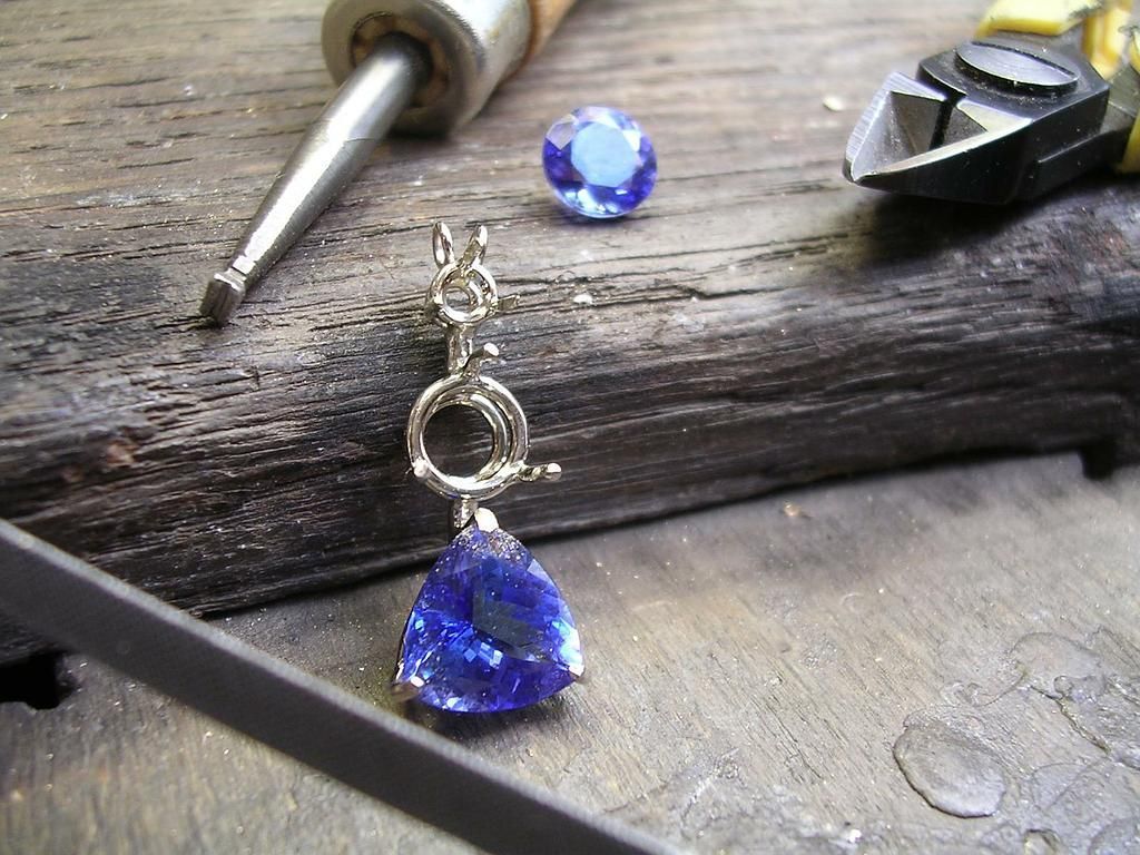 Pendentif en saphir en cours de création