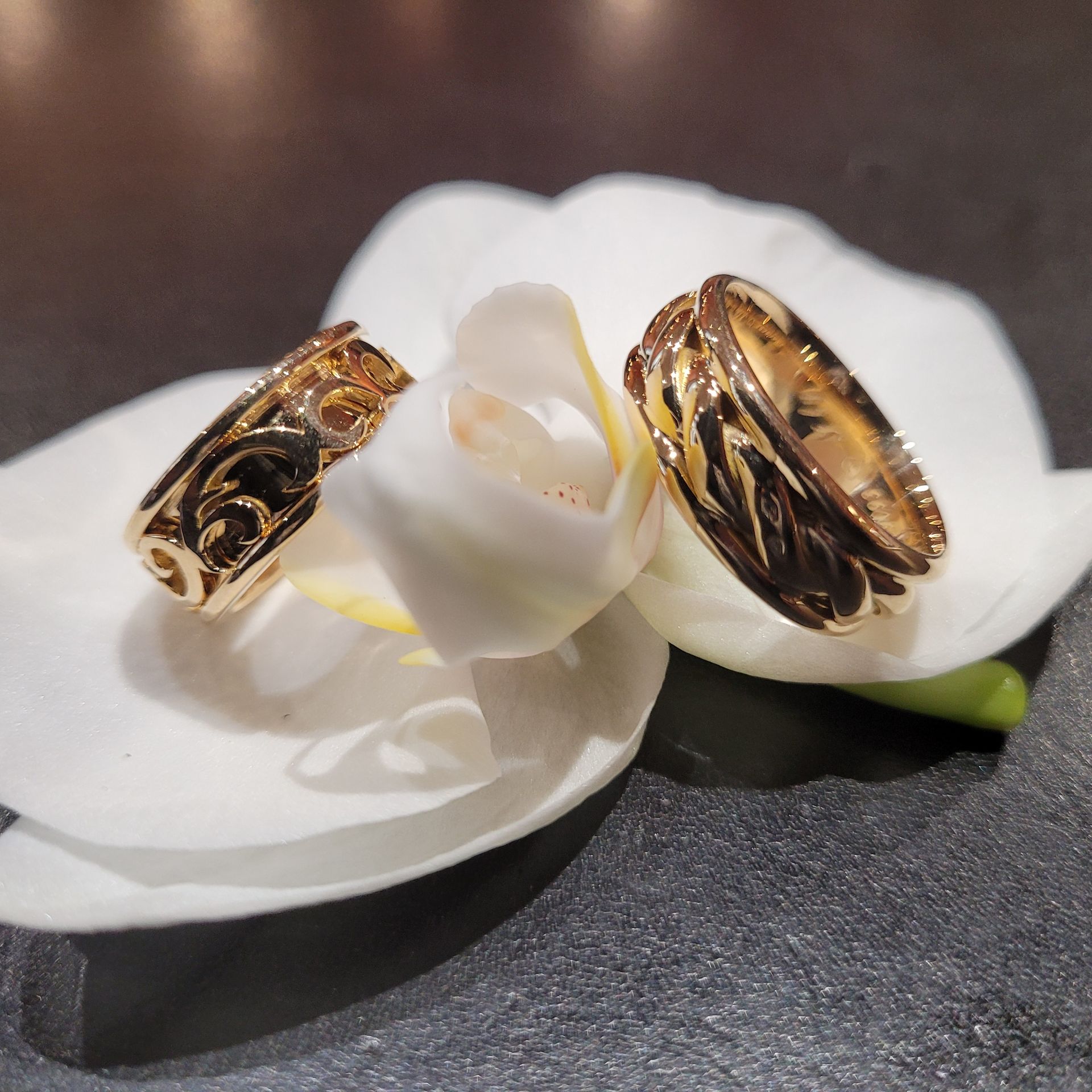 Deux alliances en or jaune avec motifs tournante