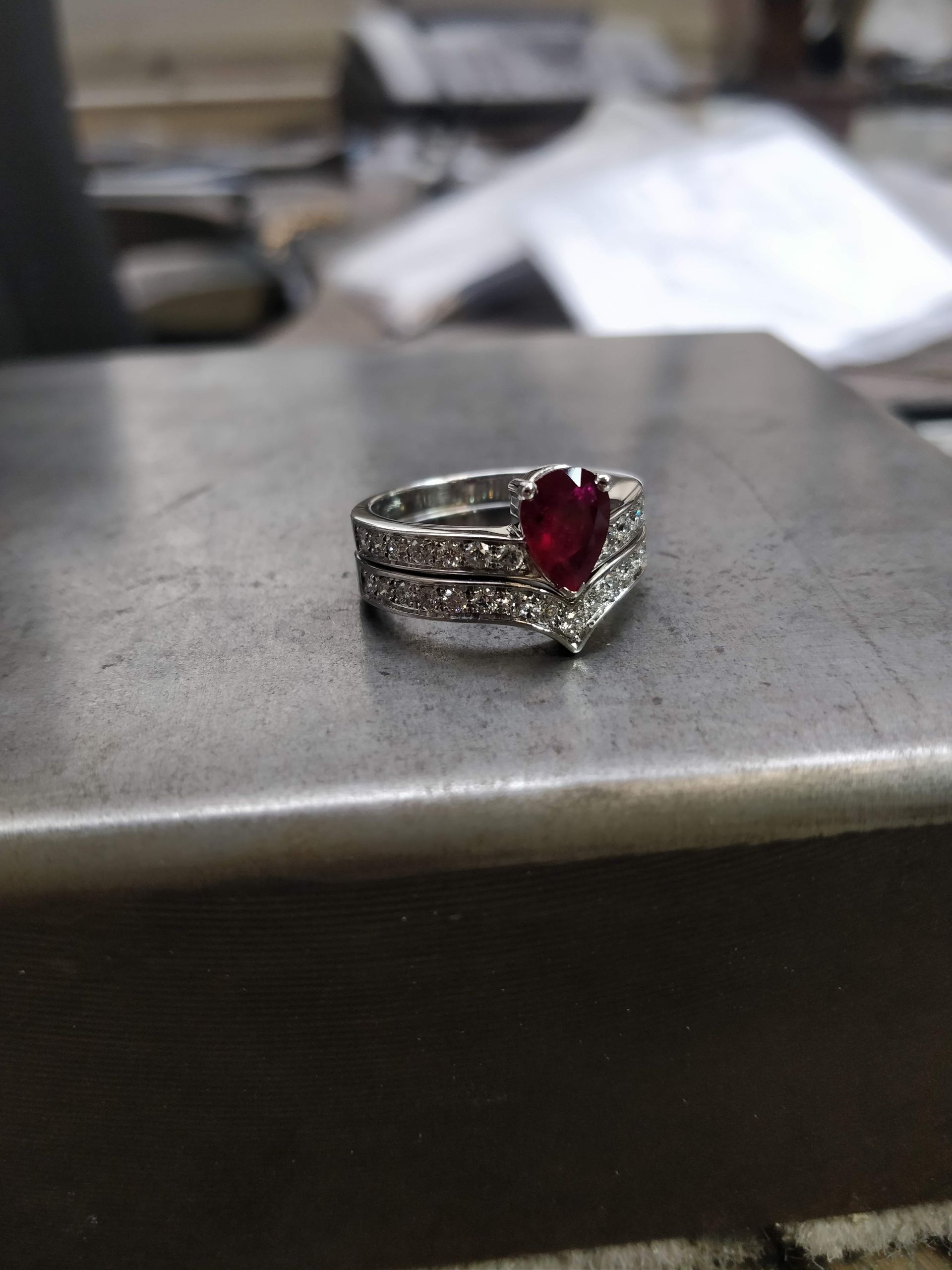 Bague en or blanc avec un rubis en poire et des diamants avec une demi-alliance de diamants en or blanc
