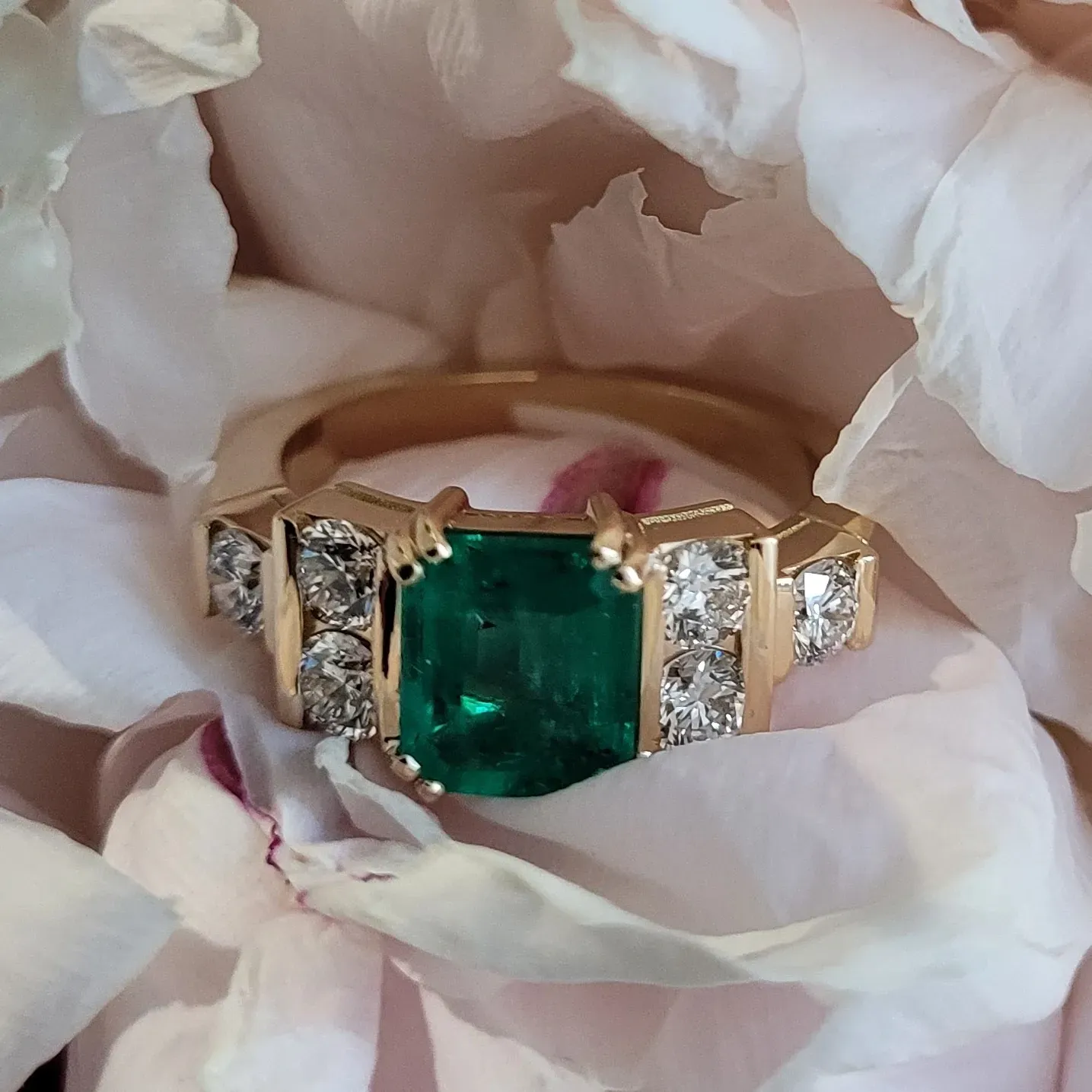 Bague en or jaune avec émeraude rectangulaire et diamants