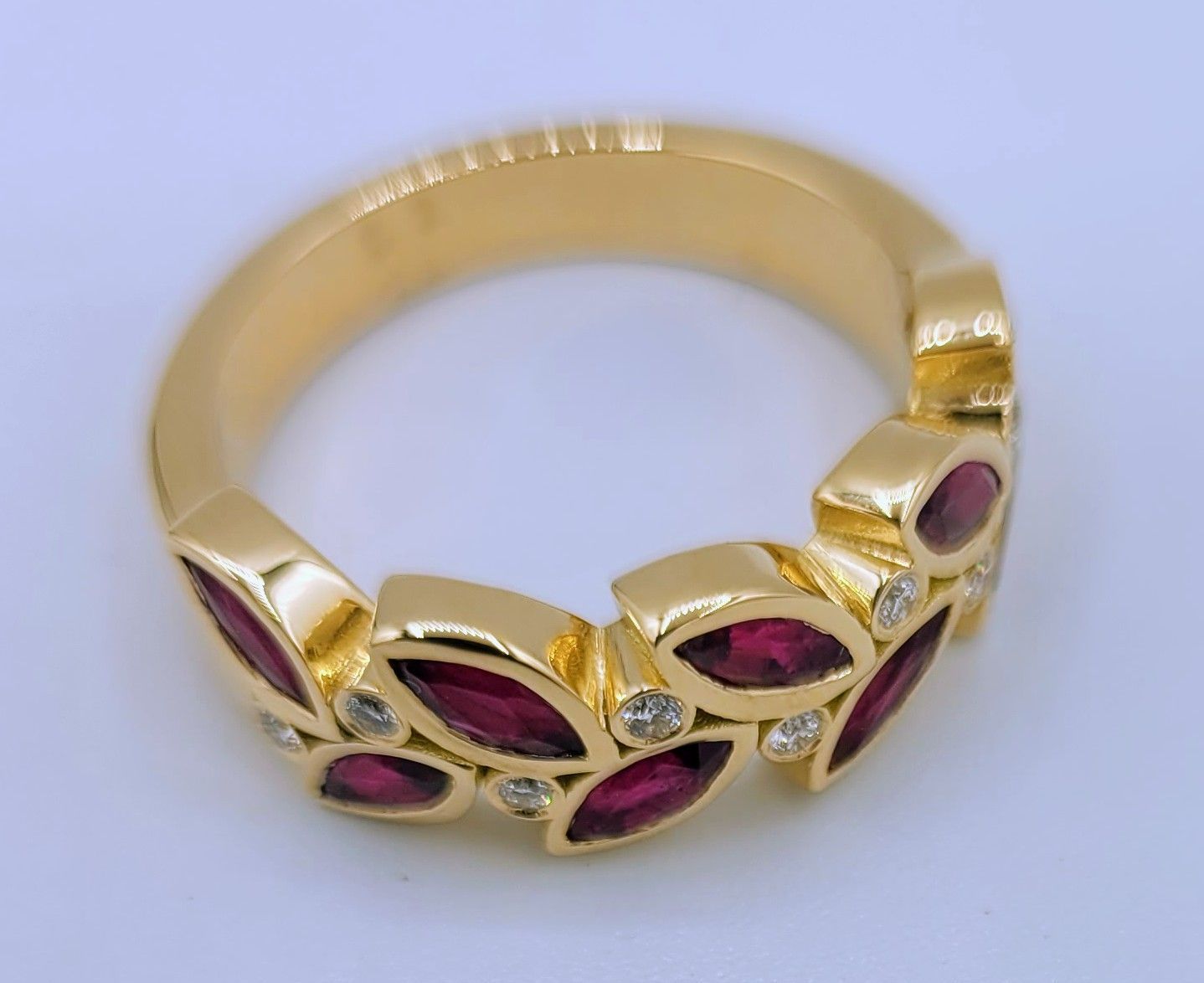 Bague en or jaune avec rubis navettes et brillants sertis clos