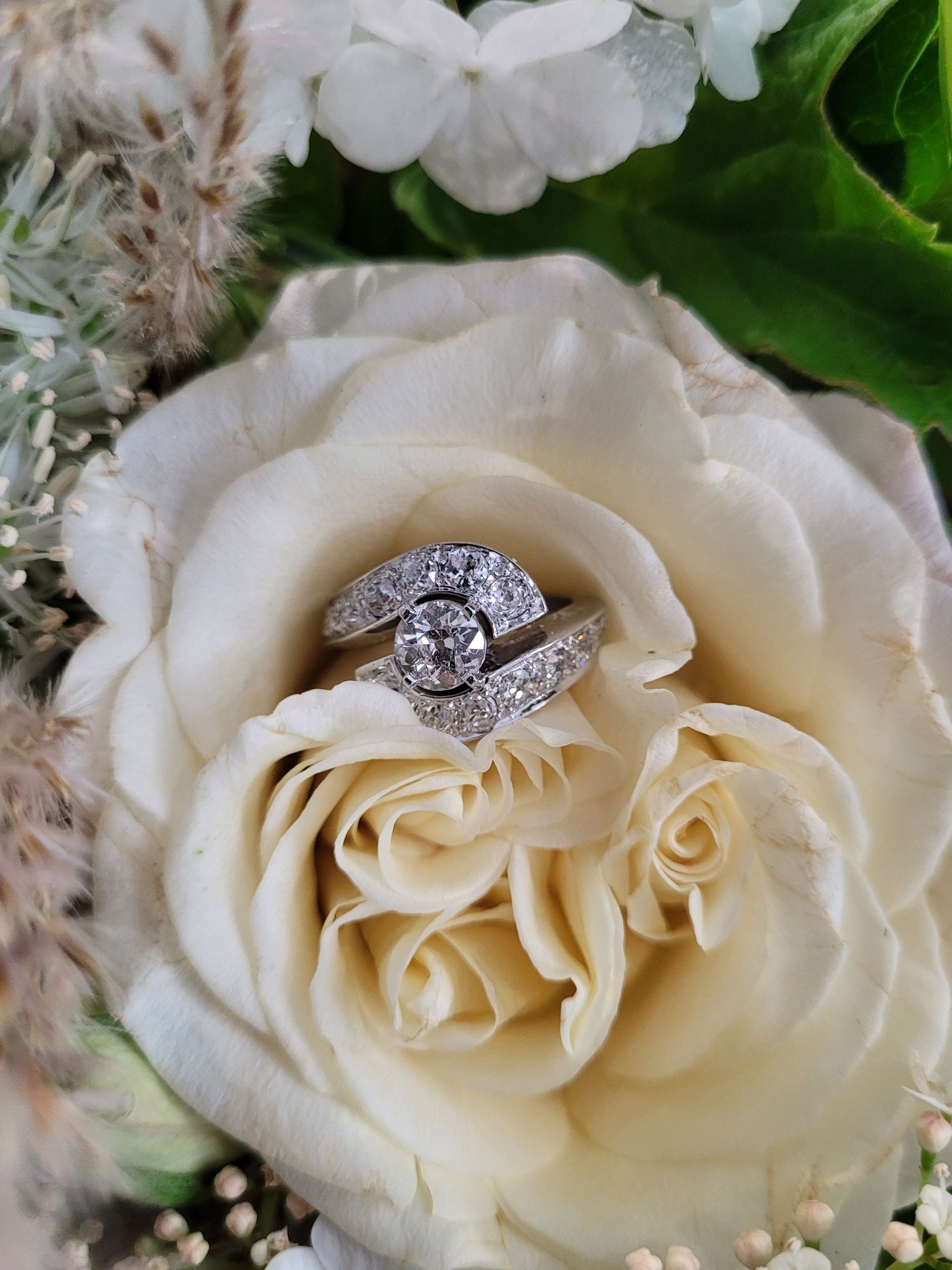 Une bague tourbillon en or blanc et en diamants