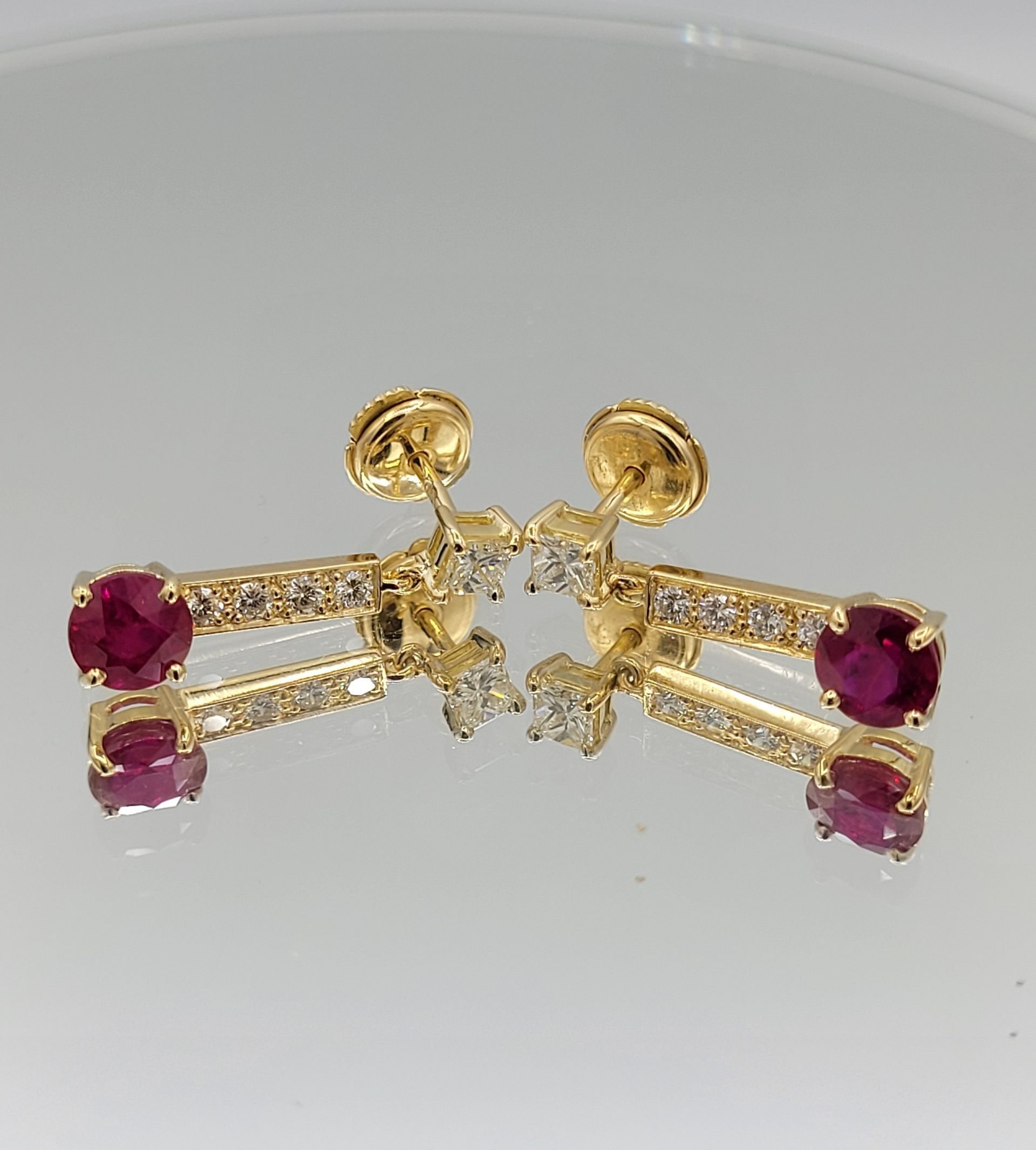 Une paire de boucles d'oreilles en or serties de diamants et de pierres précieuses bordeaux créée par l'Atelier du Beffroy