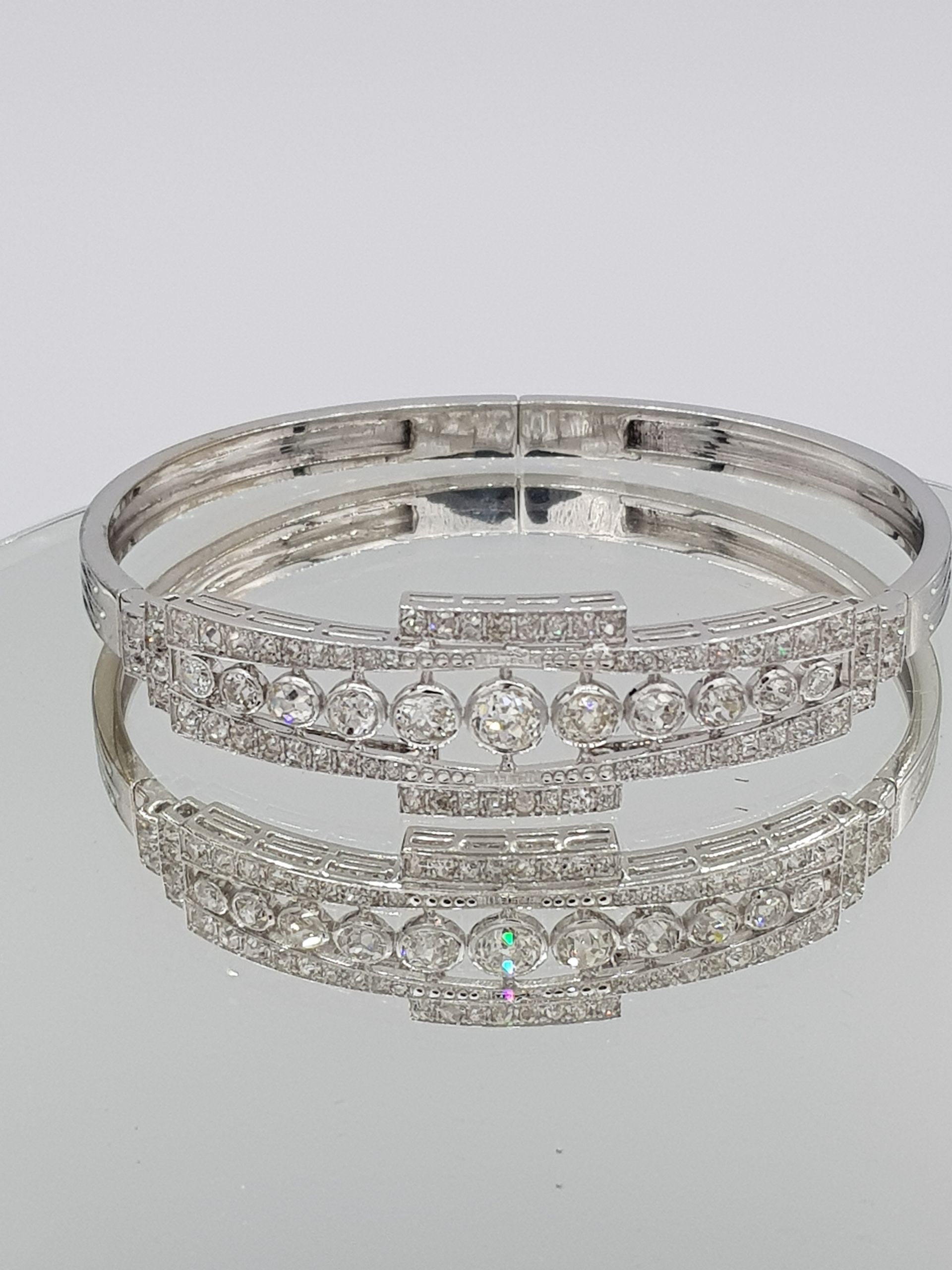Un bracelet en or blanc serti de diamants créé par l'Atelier du Beffroy