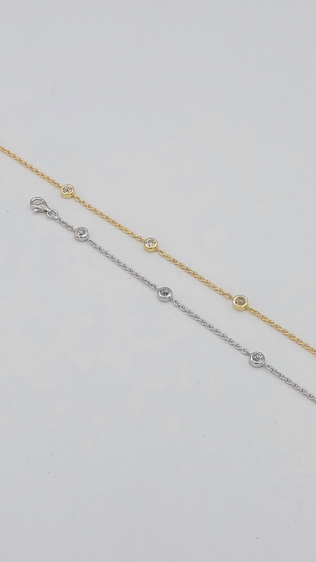Un bracelet en or jaune avec diamants et un autre bracelet en or blanc avec diamants