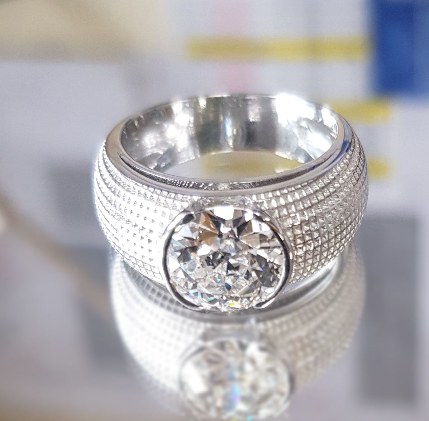 Jonc en or blanc avec diamant sur mesure créée par l'Atelier du Beffroy