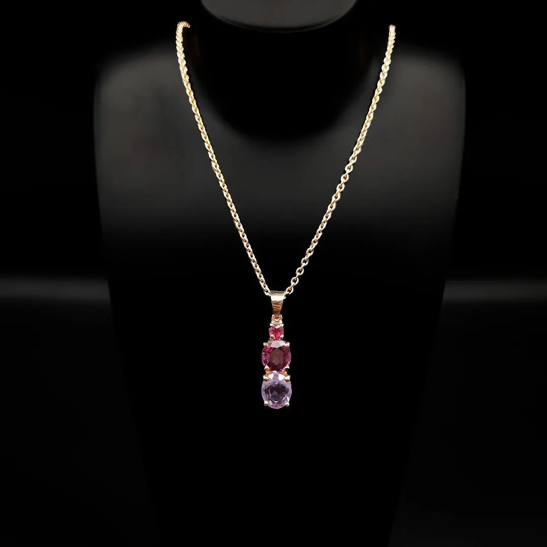 Pendentif avec pierres précieuses