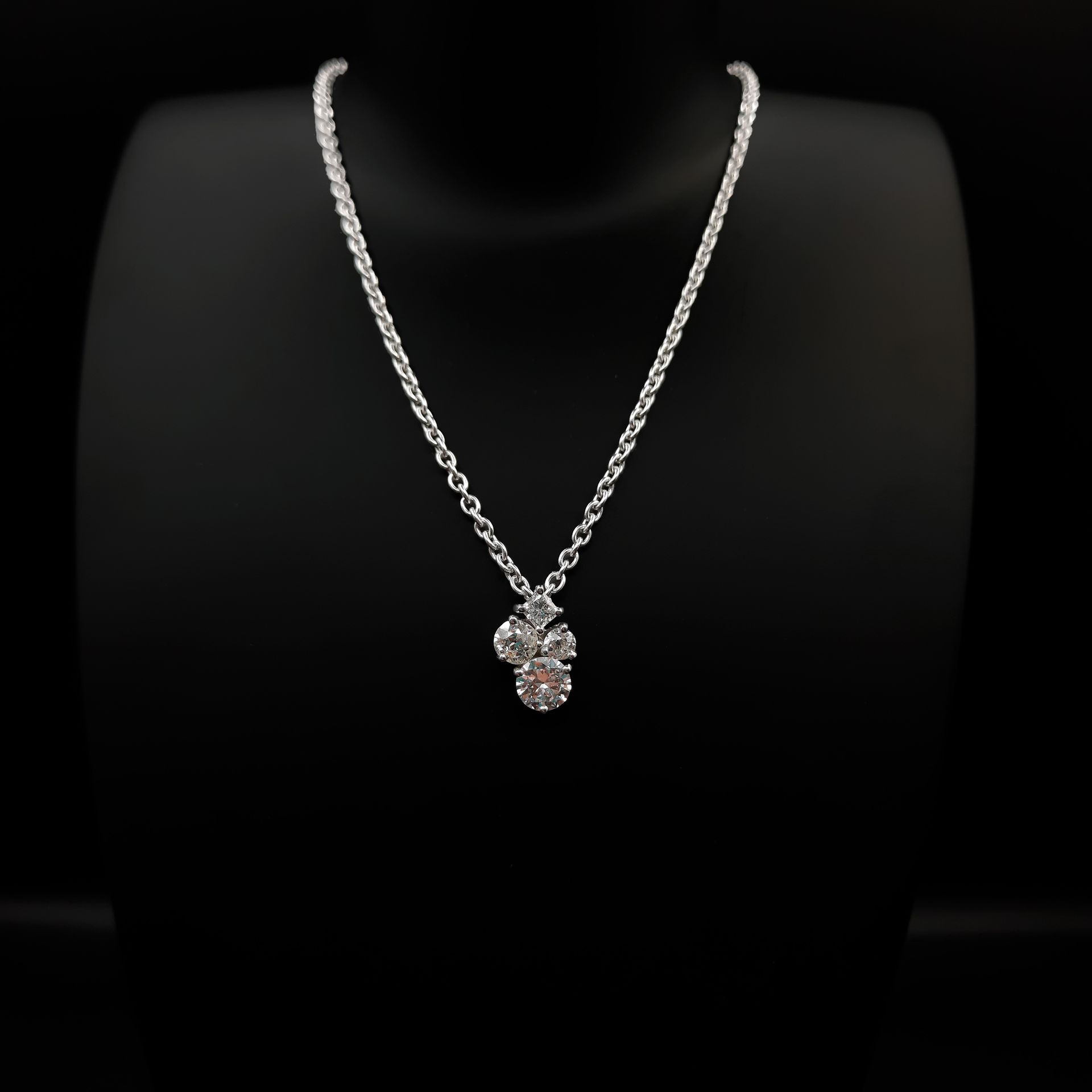 Pendentif en or blanc et diamants brillants princesse et demi-taille de diamants