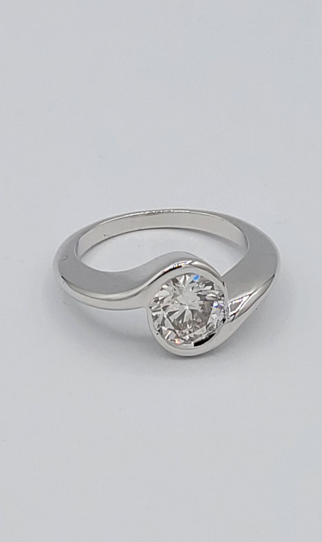 Solitaire tourbillon en or blanc avec diamant