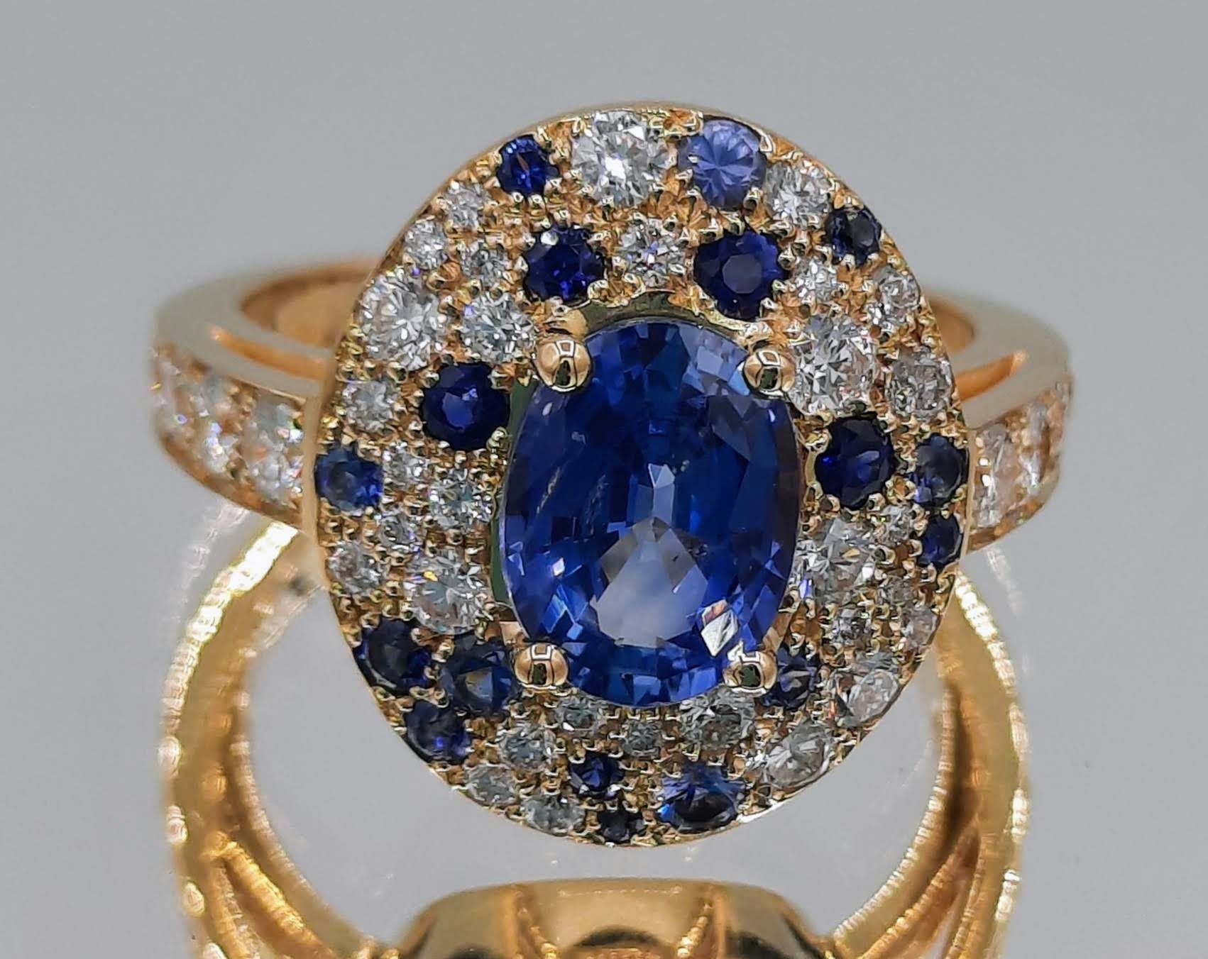 Bague entourage avec dégradé de saphir bleu en or jaune