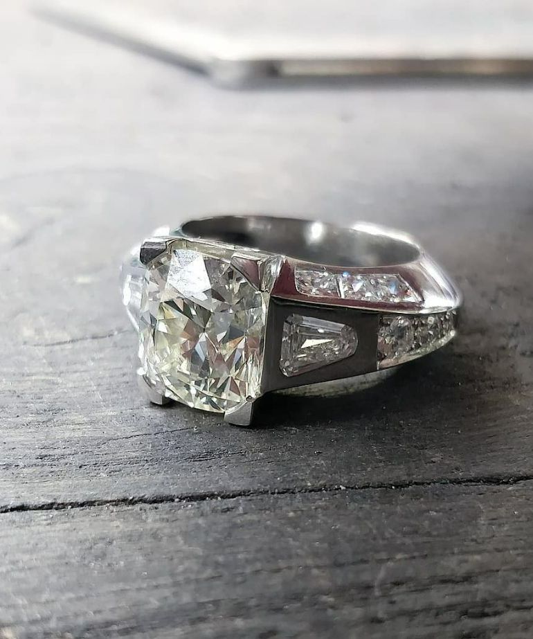 Demi alliance en or jaune rubis et diamants